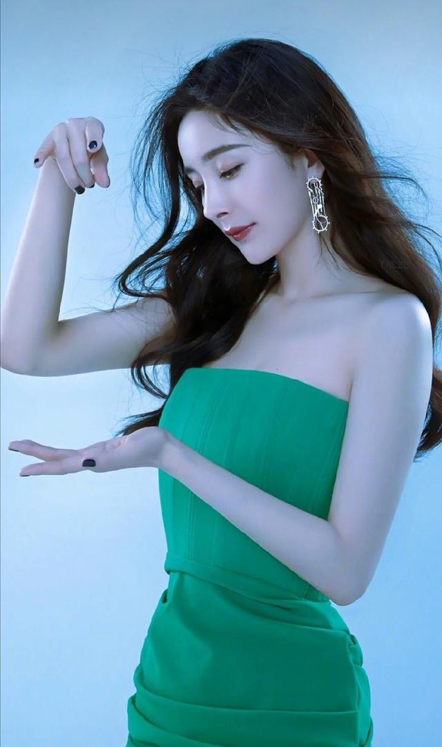 杨幂一袭绿色抹胸裙惊艳十足身材好到犯规