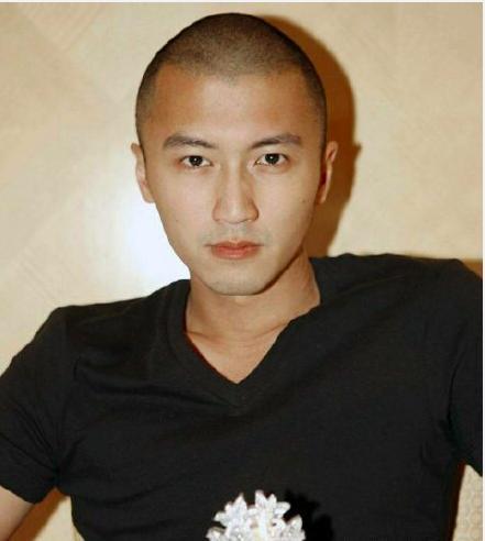 敢剃寸头的男生对自己的颜值是非常自信的类型,他不仅是女粉丝的初恋
