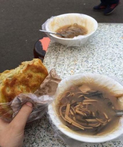 街边早餐摊,在碗上套上塑料袋,盛的全部滚烫热食,这样安全吗