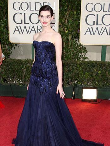 安妮海瑟薇走红毯生娃后首次亮相金色高闪长裙带出优雅气质