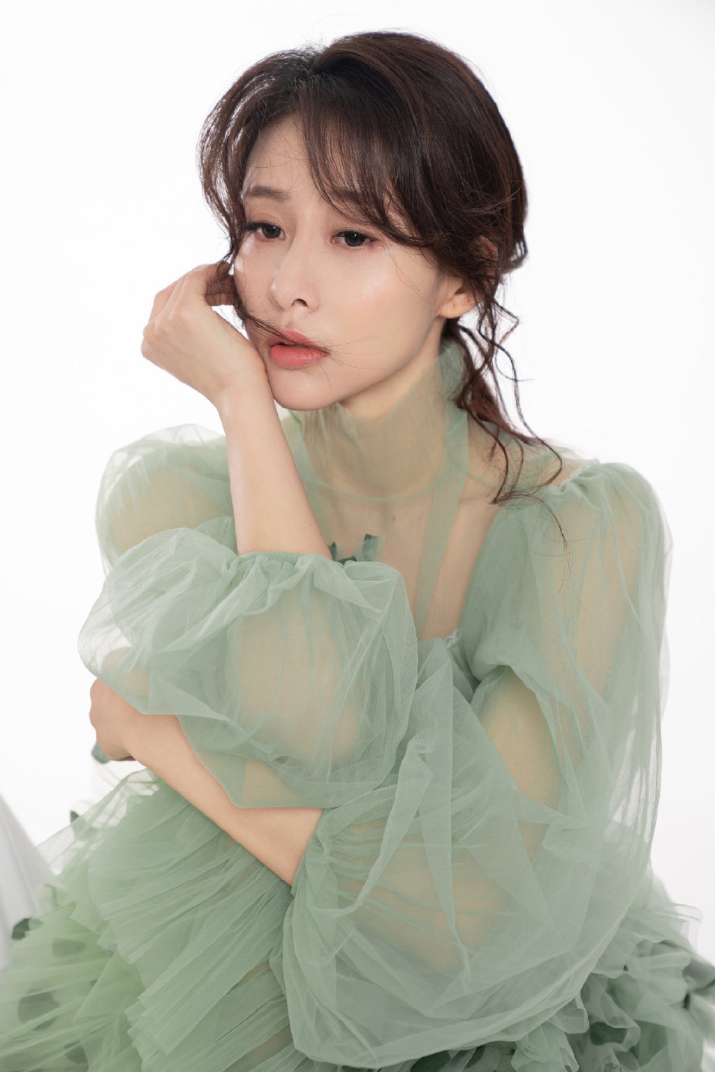 这张照片中的眼神真的太撩人了,将头发轻轻的扎成低马尾,微卷的八字