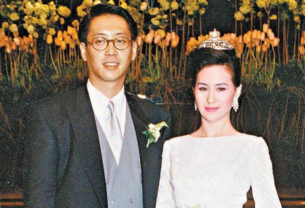 2008年,何超琼再次成为媒体攻击的对象,这次她被传出向前夫许晋亨