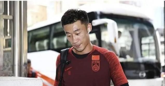 作为足球圈抽烟喝酒烫头的代表,张鹭的实力比于谦老师猛多了!