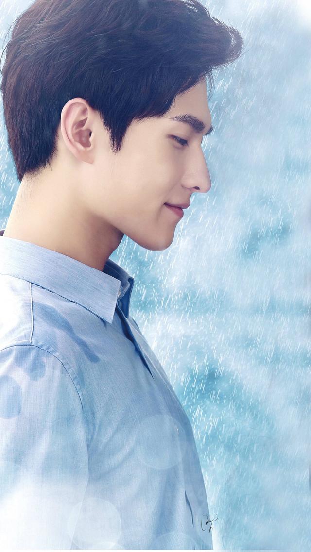 对于杨洋的颜值,相信不少人是服的,尤其是杨洋的侧脸,大概只能用鬼斧