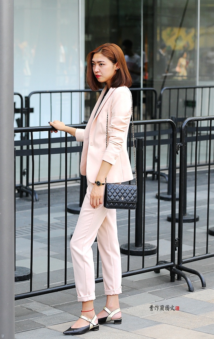 街拍:凭借西装上衣给自己加分的美女