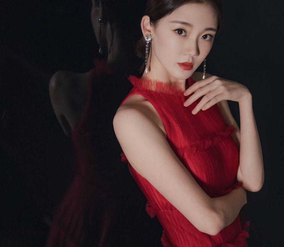 郑恺老婆苗苗长相清秀穿红色连衣裙配低马尾美得让人心动