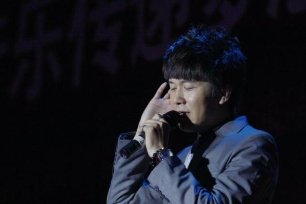 他是最名不符实的歌手,写过无数脍炙人口的经典歌曲,却始终不红