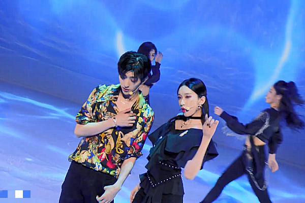 蔡徐坤和刘令姿靠近跳舞时,谁留意他手放哪?这么保守粉丝放心了