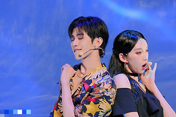 蔡徐坤和刘令姿靠近跳舞时,谁留意他手放哪?这么保守粉丝放心了