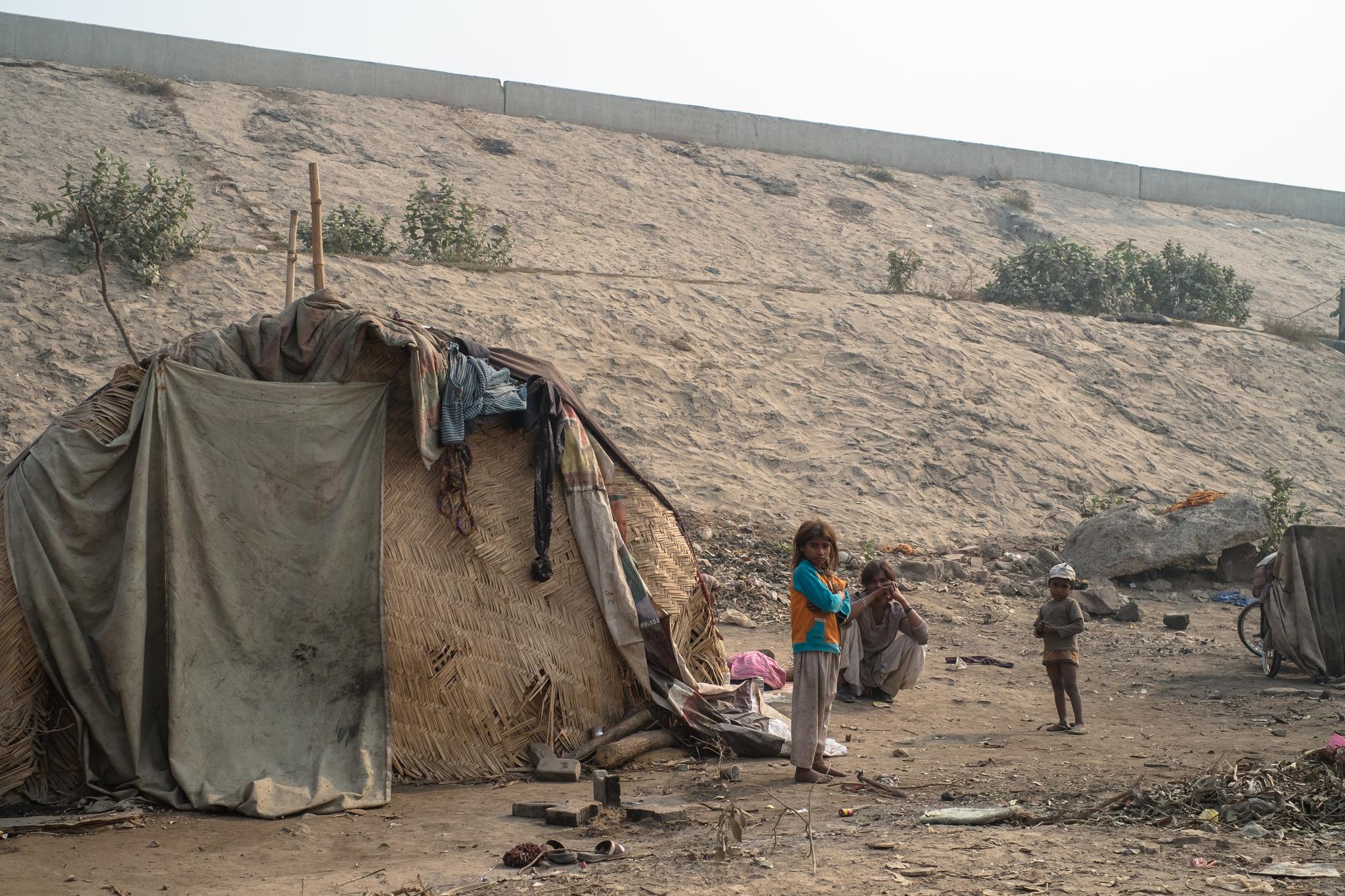 巴基斯坦最富的城市,郊区河道成贫民窟集中营,吃喝拉撒全在河边