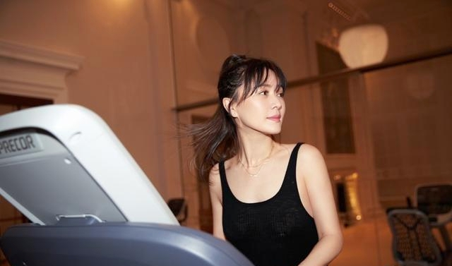 44岁田海蓉厉害,穿黑色大u领背心不见一丝赘肉,高马尾像少女