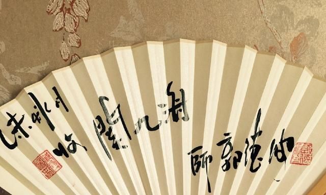 郭德纲就是想告诉所有人,你们看看我还有这么一个帅哥徒弟,想要签名