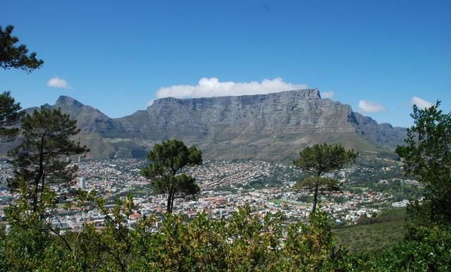 南非海拔超1000米的山脉,常年有云雾所笼罩