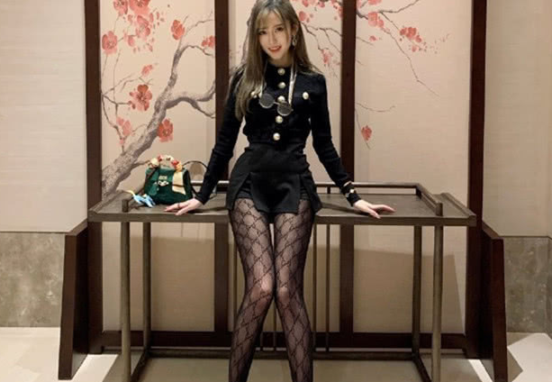 腐团儿时隔半月再秀自拍首次尝试字母印花丝袜这身材美哭了