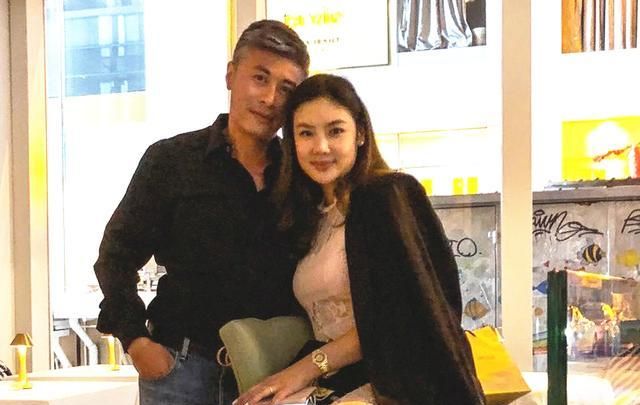 黎明前妻乐基儿去健身,倒立双腿夹书本难度高
