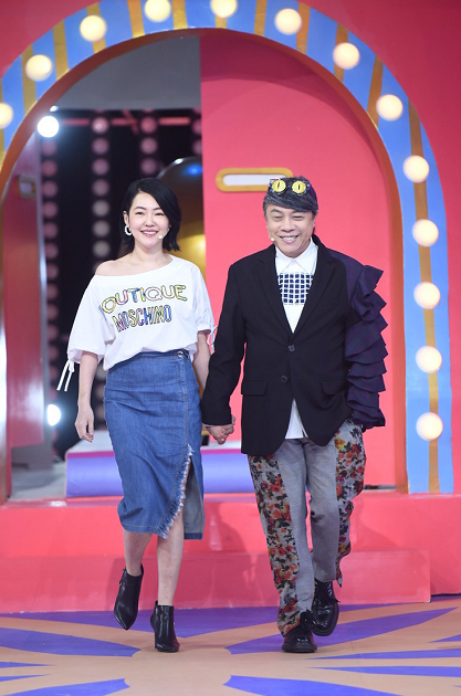 小s蔡康永同框太有默契一个穿白t恤清爽减龄黑外套好时髦