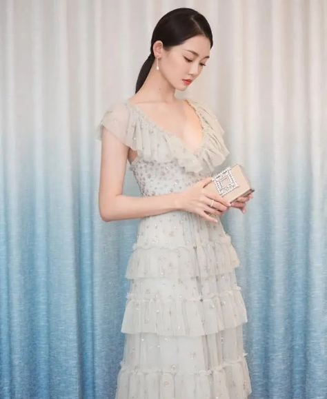 郑恺老婆苗苗长相清秀穿红色连衣裙配低马尾美得让人心动