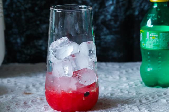 3,倒入半瓶的雪碧,再放入一块切好的柠檬片.