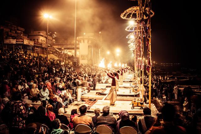印度恒河边最神圣的宗教仪式,却由于男祭司太帅,女游客都犯花痴