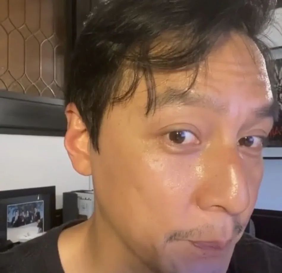 顶级男神吴彦祖也老了?头发稀疏,留胡子略显憔悴