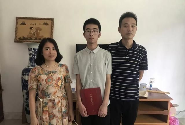 他是江西高考状元选择进北大元培学院就读受邀参观华为总部