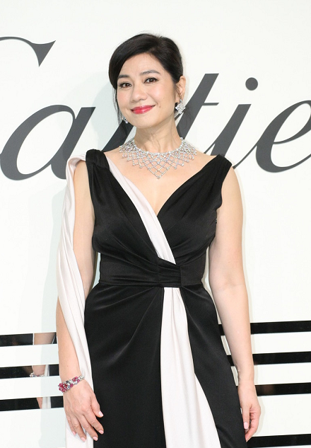 钟楚红60岁依旧风华绝代一袭黑白拼接连衣裙优雅高贵端庄大气