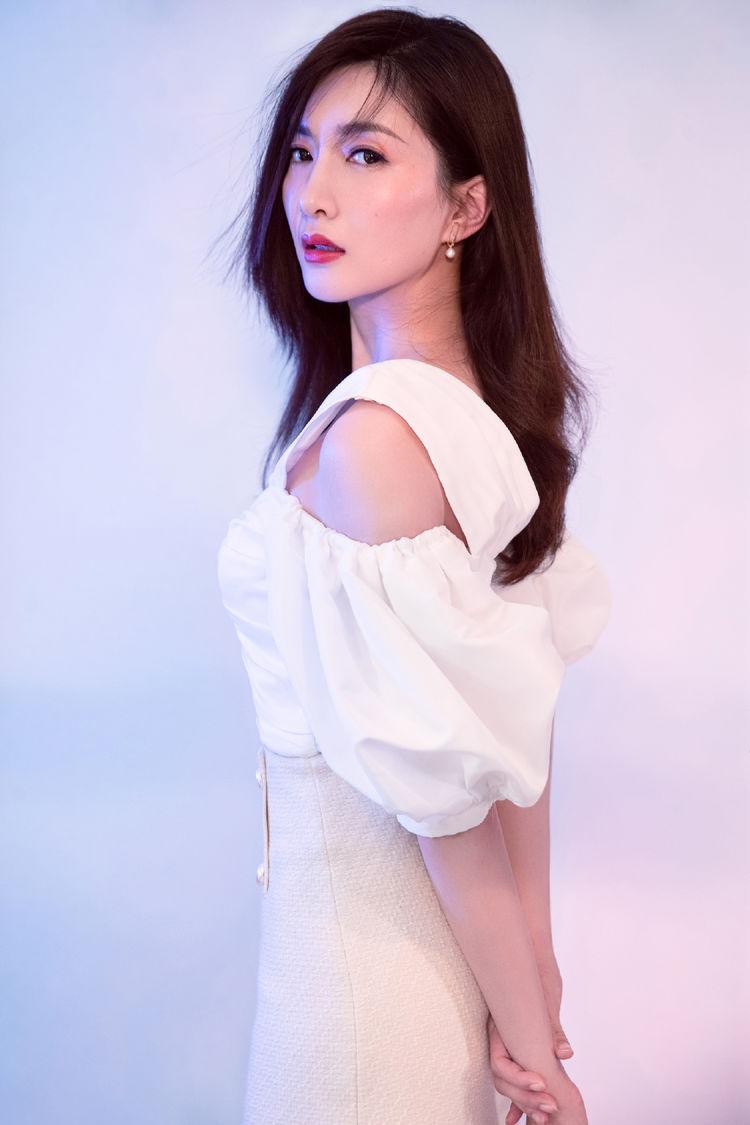 江疏影越来越有女人味了,深v吊带裙 烈焰红唇,性感得让人心动