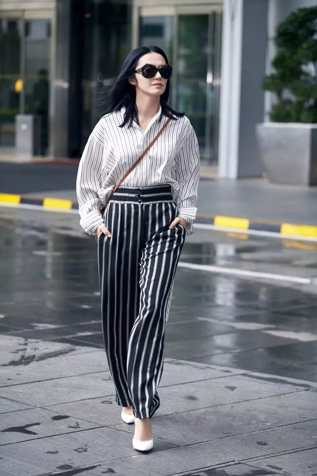 姚晨穿搭太高级!白衬衫 黑色高腰阔腿裤干练大气,知性优雅洋气