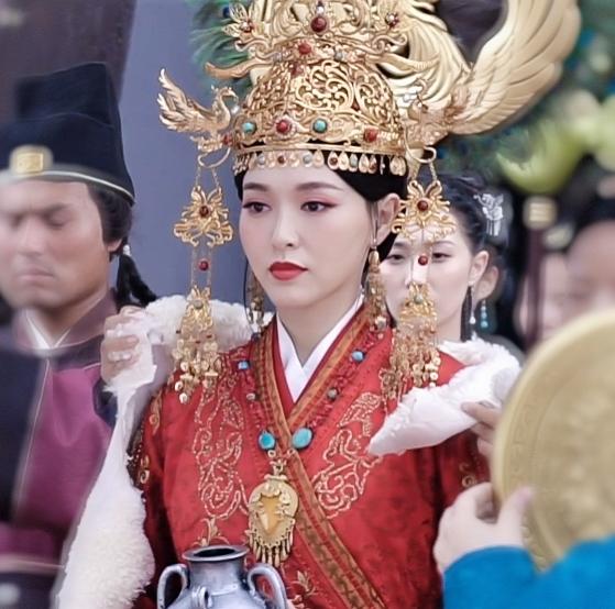 燕云台再爆新花絮唐嫣怀孕拍摄胖一圈穿皇后服霸气美呆了