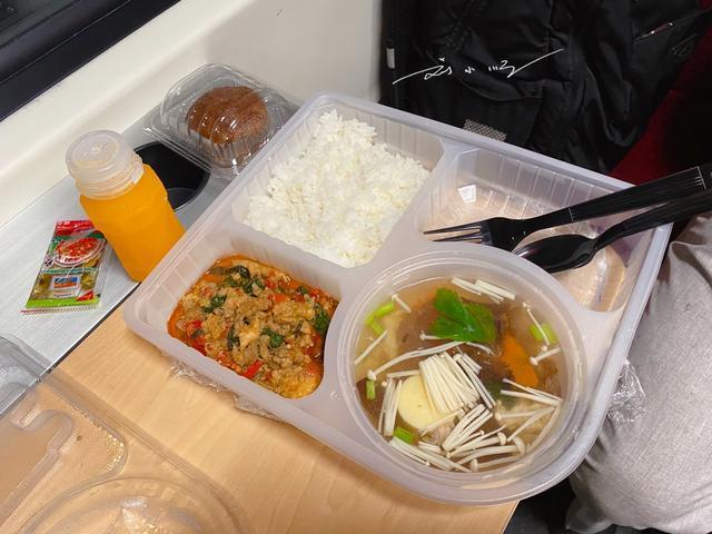 实拍泰国火车上的盒饭,30人民币,有菜有饭有汤,还有甜品和饮料