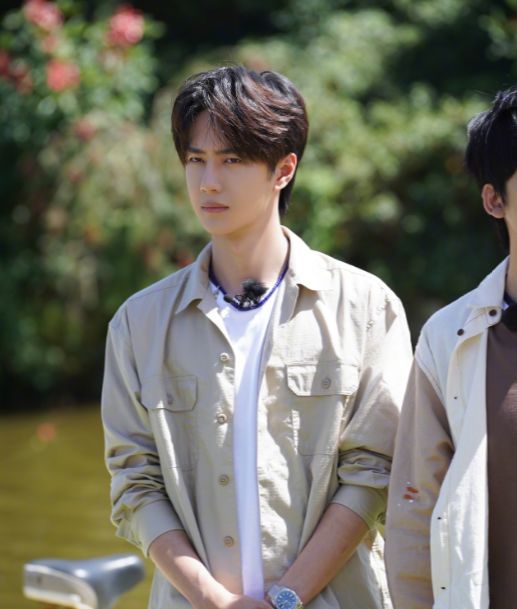 钱枫王一博同梳中分头,同框后差距让人没想到,才发现脸小也是错