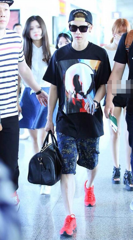 鹿晗不愧是人间仙子,穿牡丹印花衫直接开到腰,一般人不敢这样穿