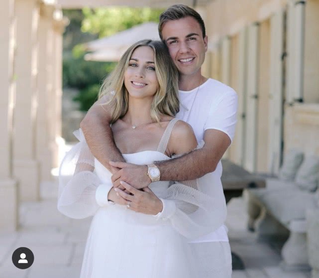 格策穿豹纹连衣裙跳舞!他用手半捂胸口 妻子含笑为他录像