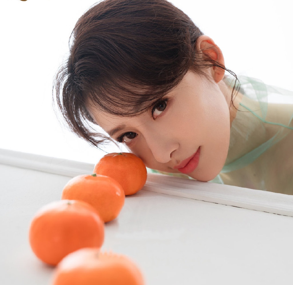 感觉,被她的眼睛盯着的感觉真的太酥了～不同于上一张照片的忧郁沉静