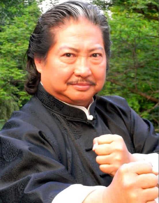 洪金宝与谭咏麟聚餐,亲自下厨为好友做饭,身材暴瘦苍老认不出