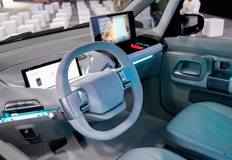 抓住机会的新宝骏e300可自动泊车,车内语音控制,引领行业潮流