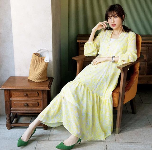 黄色裙子掀起夏日的轻盈,与两种颜色的搭配更衬托清爽和明快