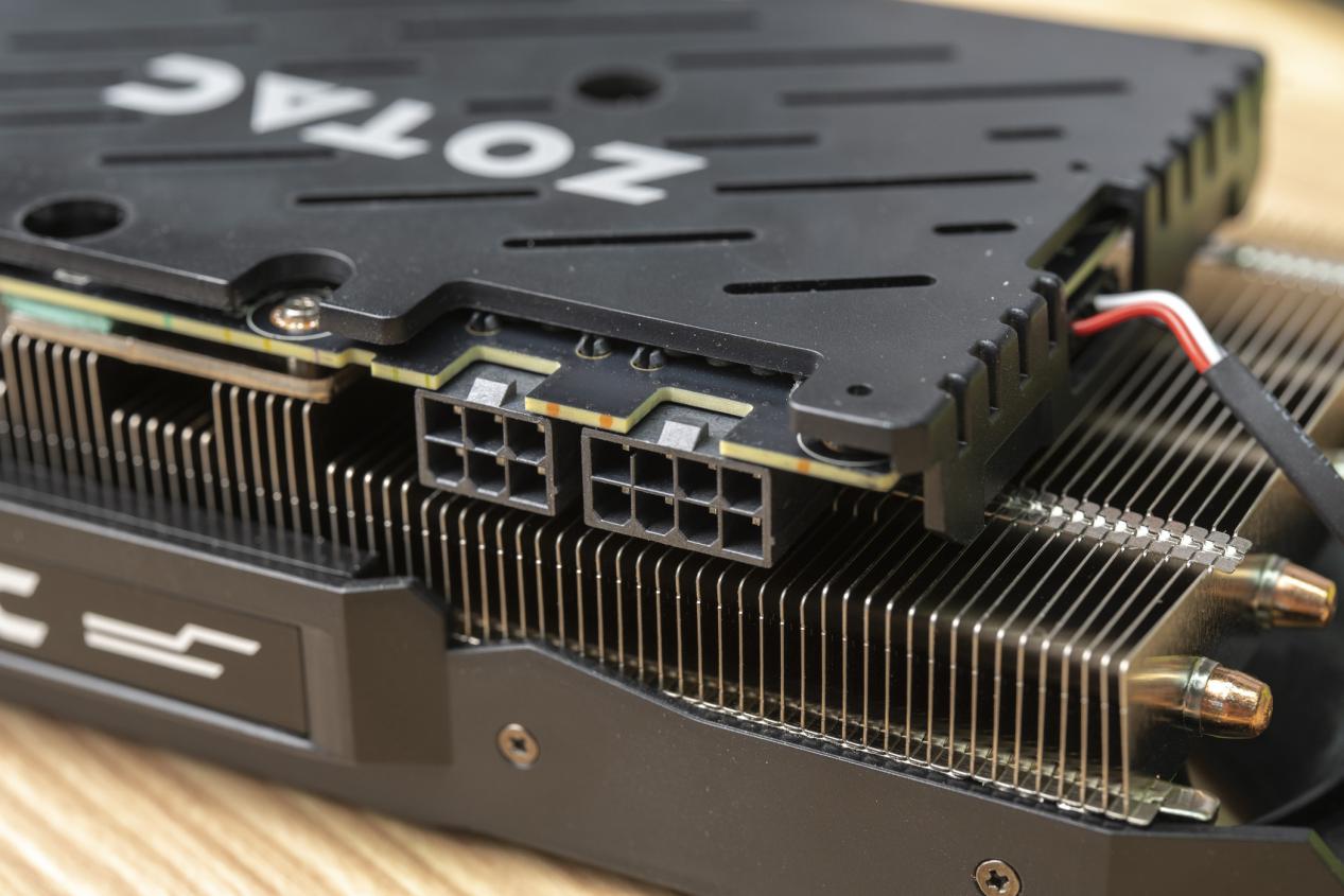 电源接口部分采用8 6pin供电,官方建议搭配650w以上功率的电源使用.