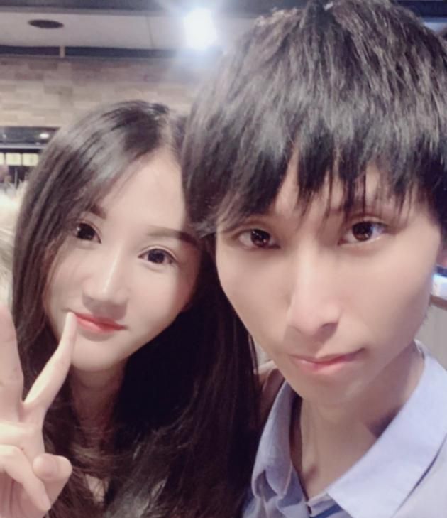 梦泪直播撒狗粮为兮兮佩戴项链梦嫂直播间大方赐吻