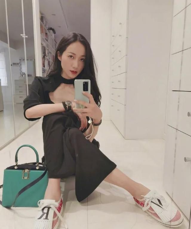 对镜自拍是一大网红拍摄技巧,自己一个人就能搞定全身照的拍摄.