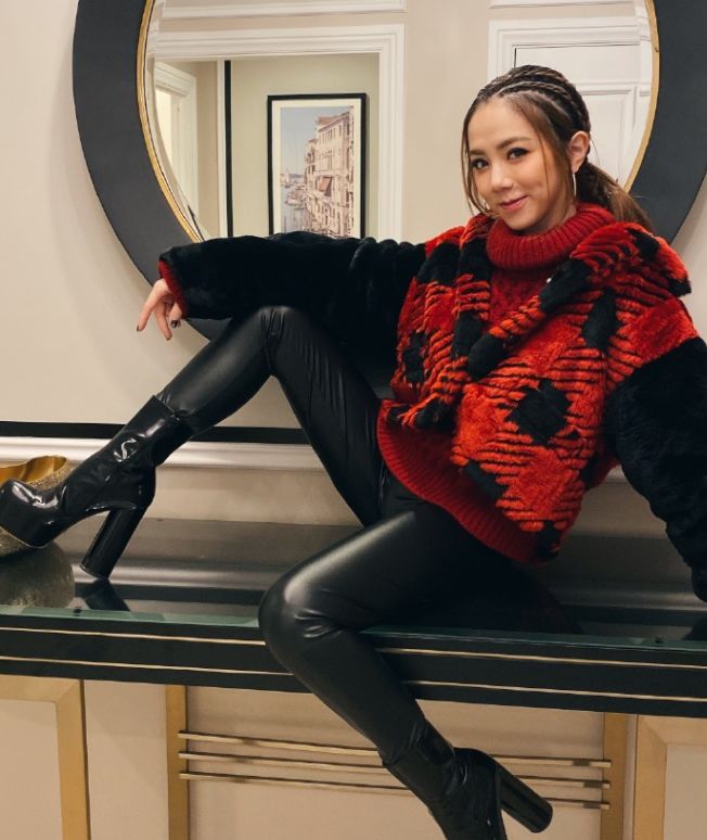 有个造型师男友就是不一样,邓紫棋再次穿上皮裤,却凹出时髦感