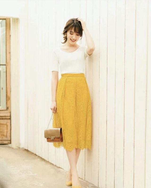 黄色裙子掀起夏日的轻盈,与两种颜色的搭配更衬托清爽和明快