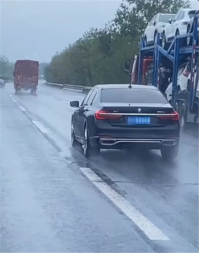 200万宝马7系挂88888车牌,牌就值7位数,车主是抚顺某汽车城老总