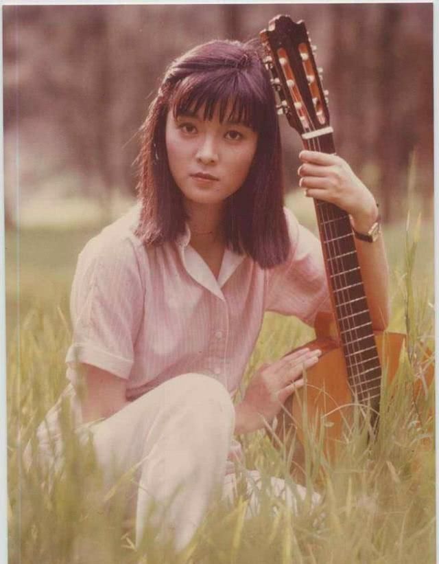 银霞初入歌坛的时候,凭借靓丽的外形颇受观众喜爱,再加上姐姐甄珍的