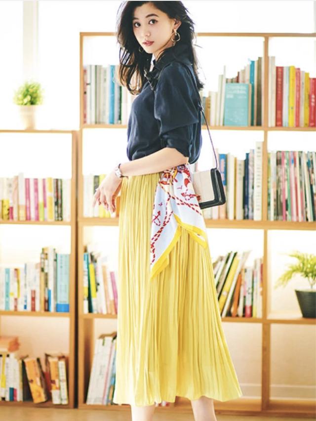 黄色裙子掀起夏日的轻盈,与两种颜色的搭配更衬托清爽和明快