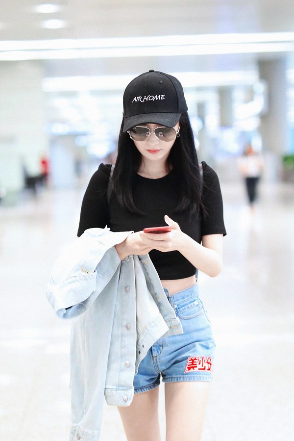 机场穿露腰装,网友:看腰和腿就知道是她|杨幂|牛仔短裤|美腿_新浪新闻