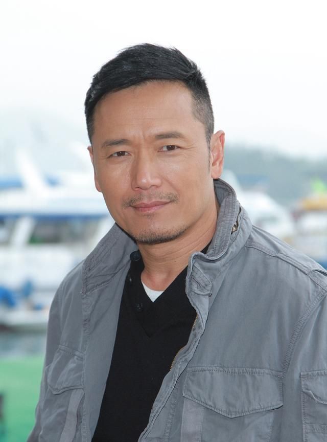 70年代男神苗侨伟25岁演绎最帅杨康32岁娶娇妻