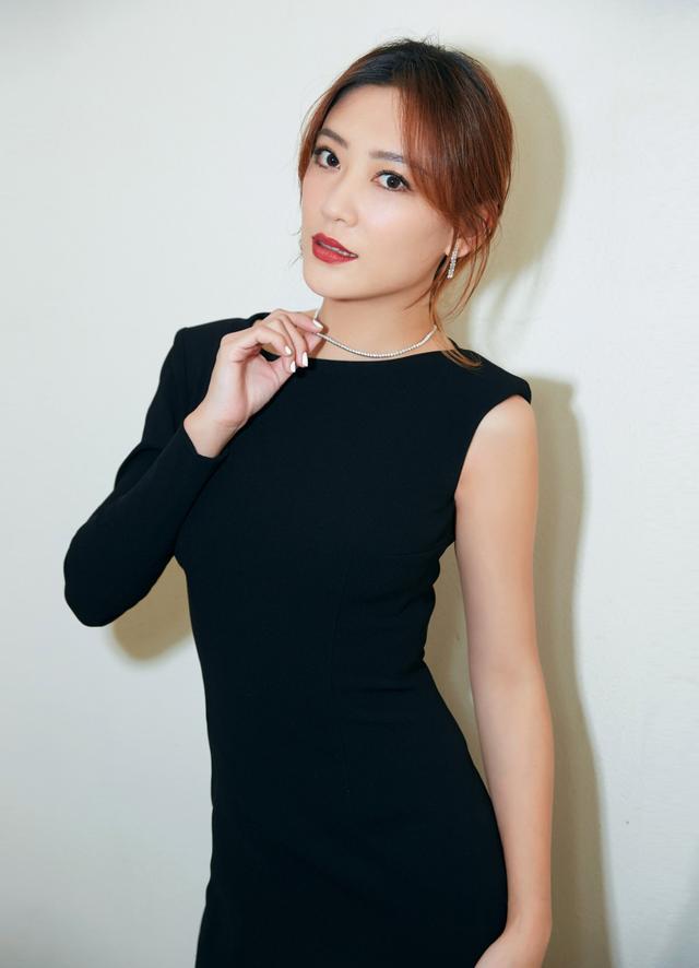 应采儿二胎晒孕肚鲜艳的连衣裙衬气色身边jasper乖巧帅气