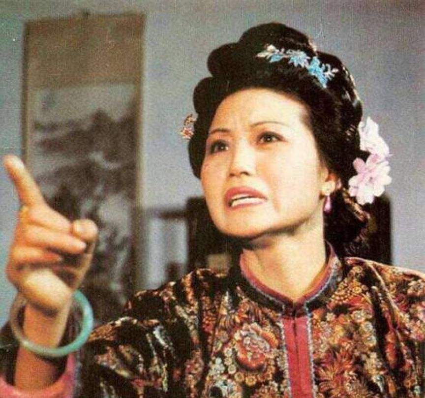 林黛玉刚入贾府时,不愿搭理赵姨娘,为何后来却很敬爱赵姨娘?