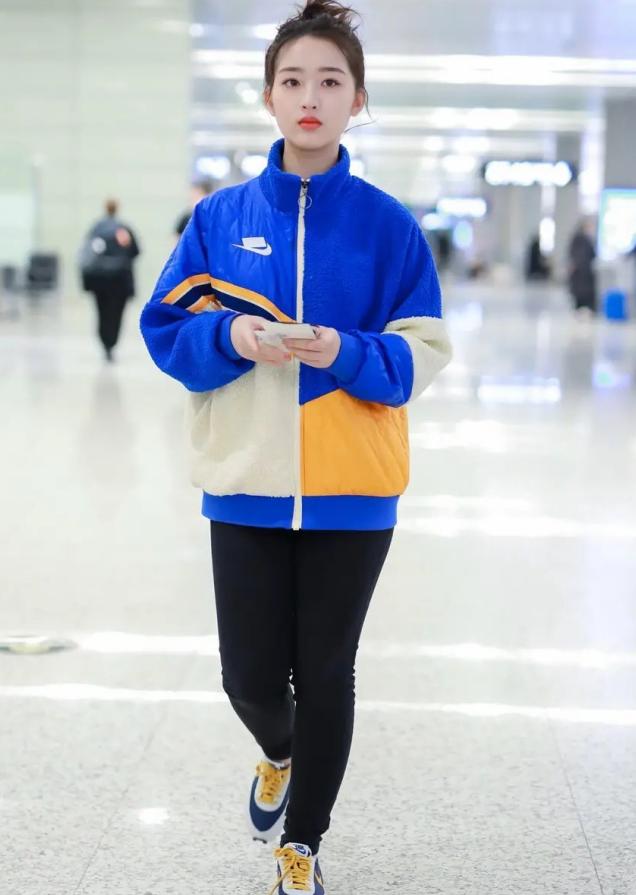 15岁邓恩熙穿紧身裤的腿,竟比实际胖10斤